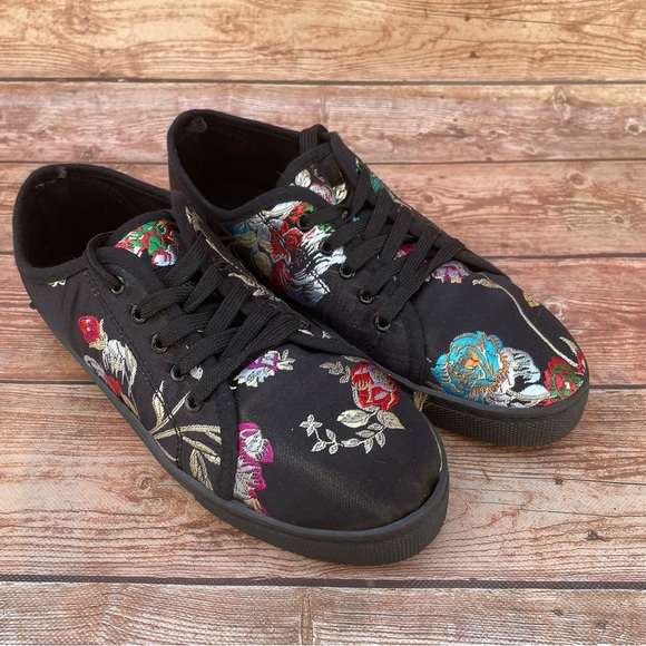 Love University woman’s black oriental style floral embroidered sneakers size 10 - Picture 2 of 10